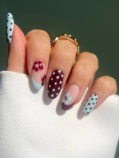 unghie rosse a pois